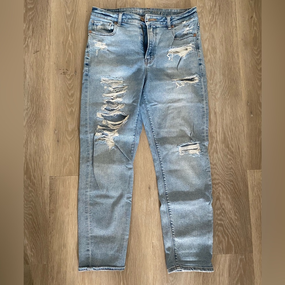 American Eagle Women’s Mom Jeans | Distressed | Light Wash | Size 8 Regular
